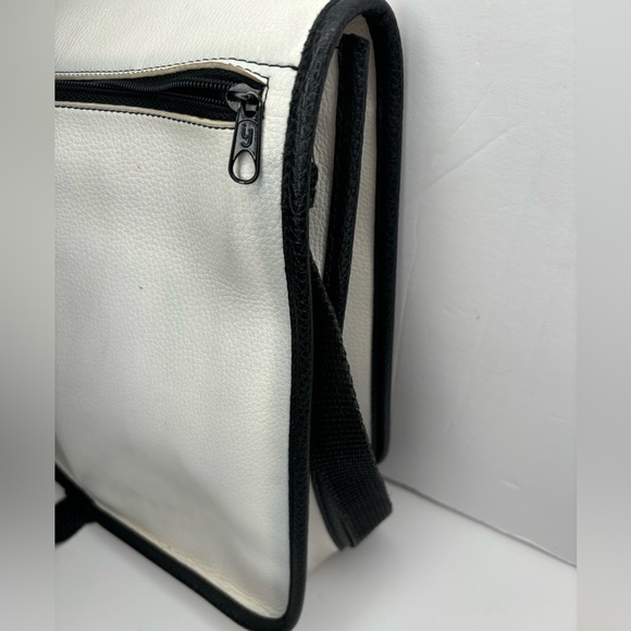 NYC TAXI (GFW)  white messenger  bag  flap over tote, laptop bag, casual bag - Picture 9 of 16
